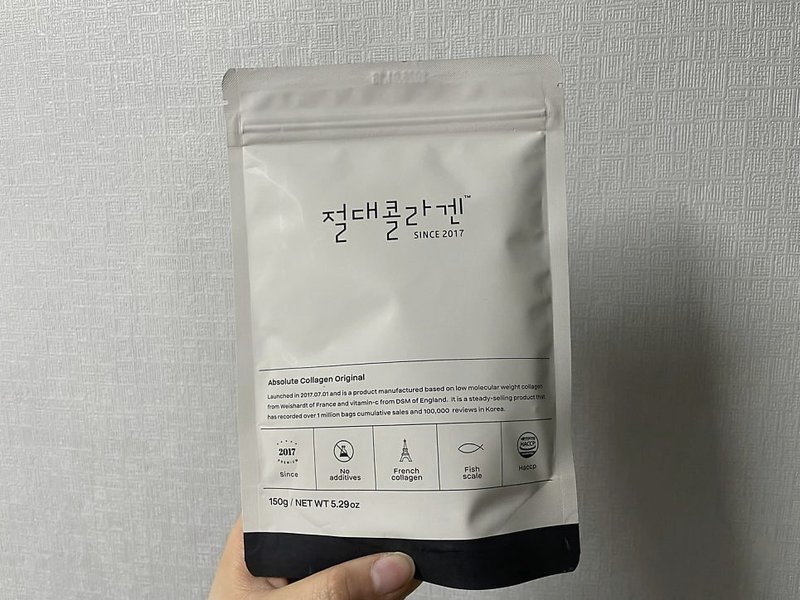 요거트 위에 뜬 하얀 콜라겐 가루 한 숟갈