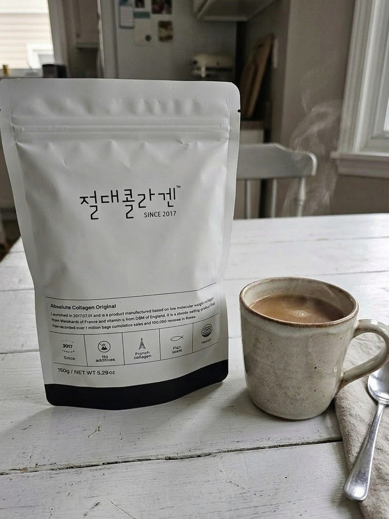 커피 잔 옆에 놓인 절대콜라겐 봉지