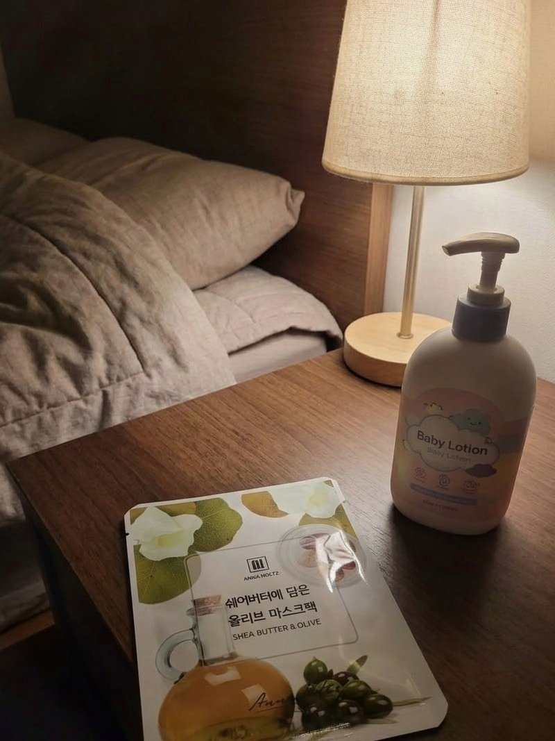 세면대 옆에 놓인 마스크팩 한 장