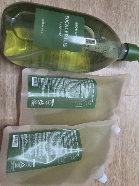 본품 1L와 리필 파우치 두 개가 함께 놓인 구성