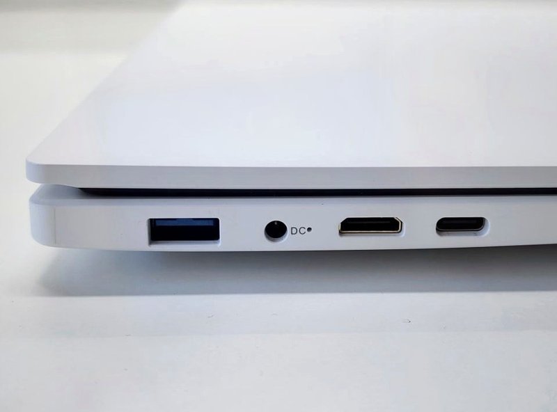 노트북 옆면의 USB-A, 이어폰 단자, HDMI, USB-C