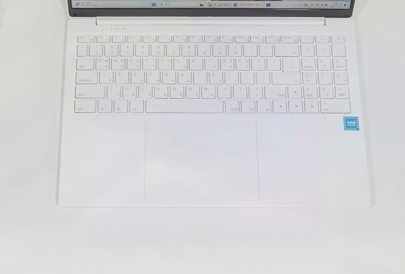 흰색 키보드와 터치패드를 위에서 본 모습