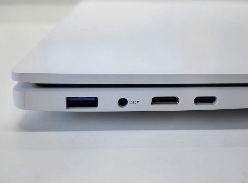 노트북 옆면의 USB-A, DC 전원 단자, HDMI, USB-C 단자