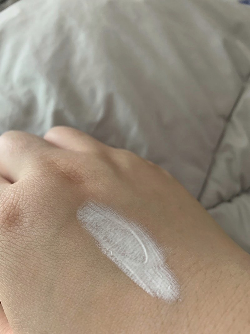 손등에 짠 하얀 선크림이 아직 펴지지 않은 모습