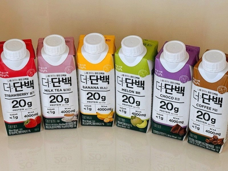 나란히 세워 둔 더단백 여섯 가지 맛 250ml 팩