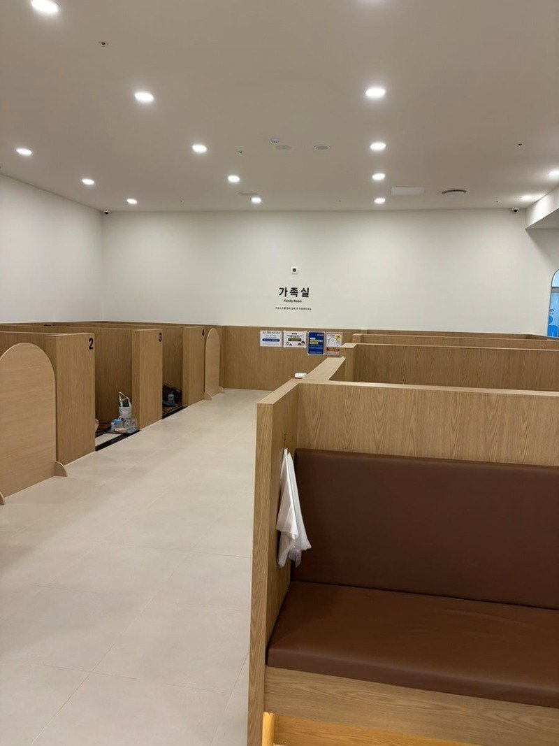 칸막이로 나뉜 가족실과 가죽 소파