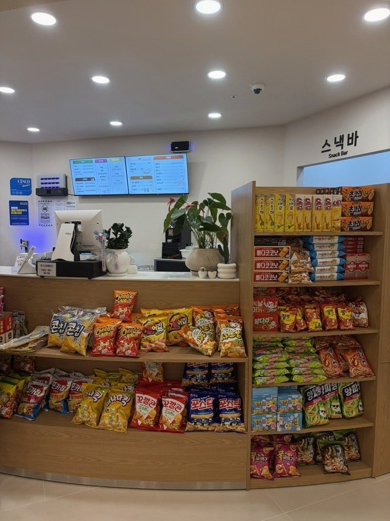 과자와 음료가 진열된 소풍스파 스낵바