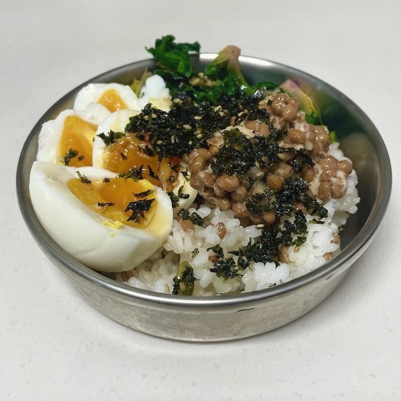밥 위에 낫또와 반숙 계란 김가루를 올린 그릇