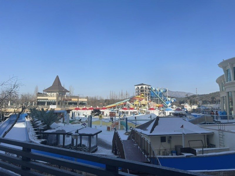 겨울에 눈 덮인 오션어드벤처 야외존