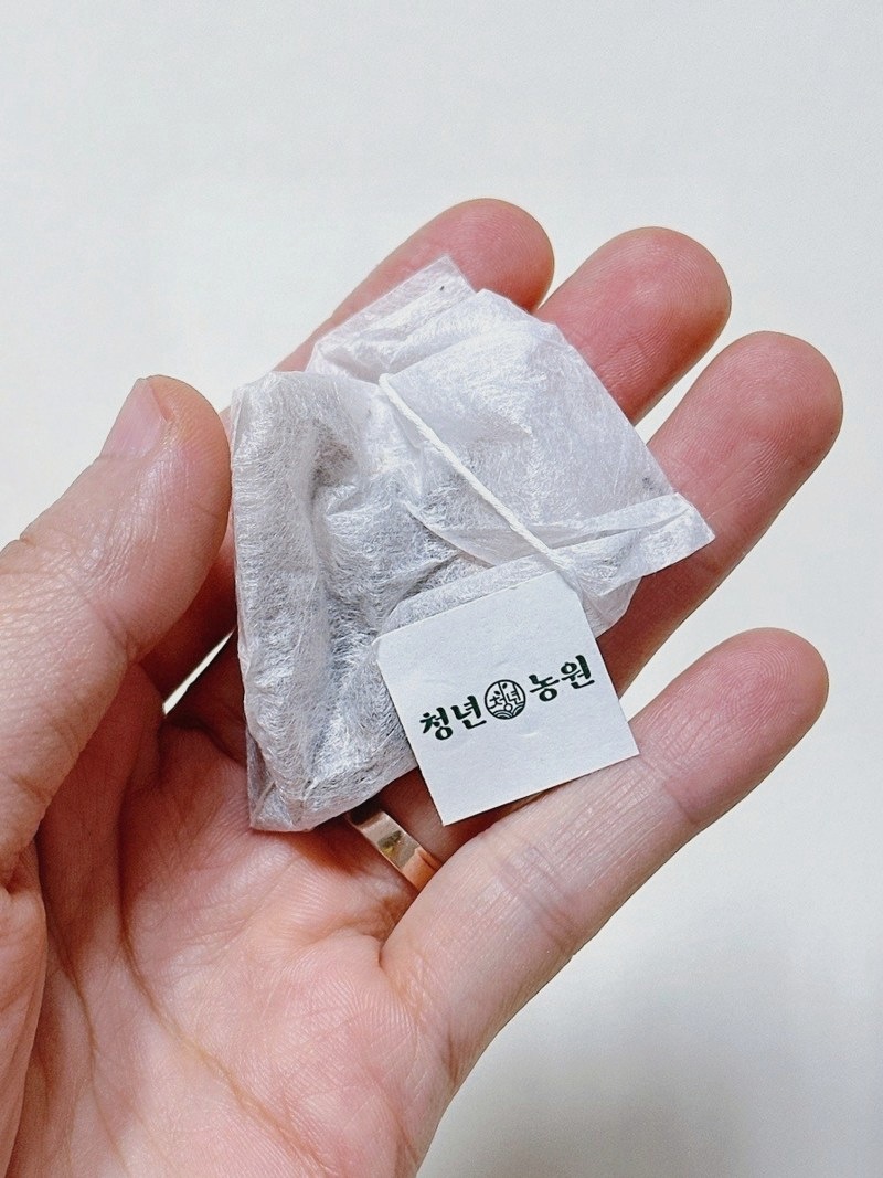 청년농원 이름이 찍힌 종이 끝이 달린 삼각 티백