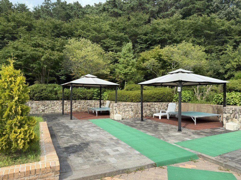 담양리조트 야외 수영장 옆 그늘막과 선베드