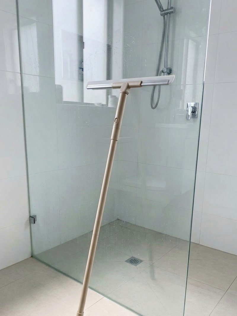 벽 걸이에 세로로 걸어 둔 스퀴지 막대