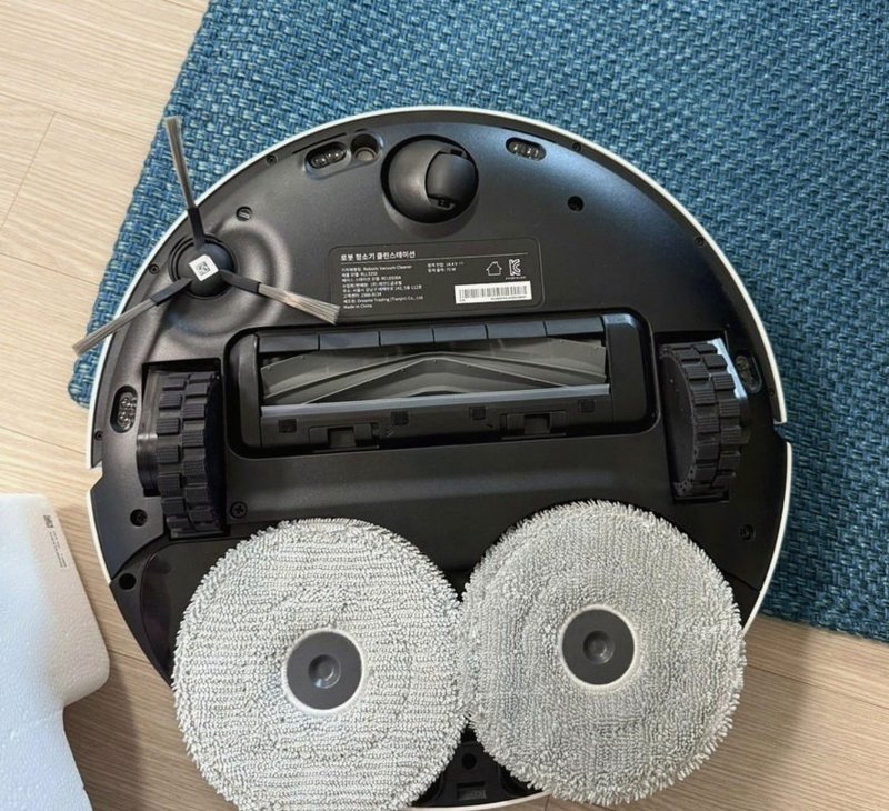 본체 바닥면의 롤러 브러시와 둥근 물걸레 두 장