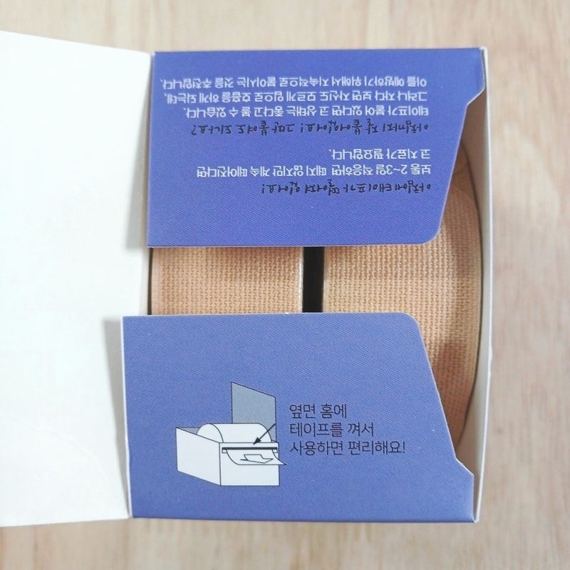 이지숨 상자 안쪽 설명 면과 상자 안의 테이프 롤