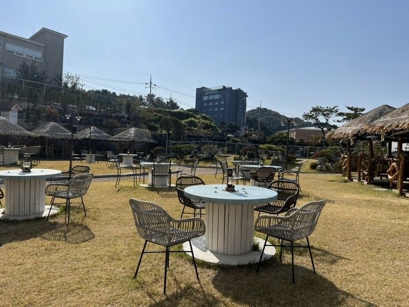 1층 퍼스트 가든 잔디밭과 원두막