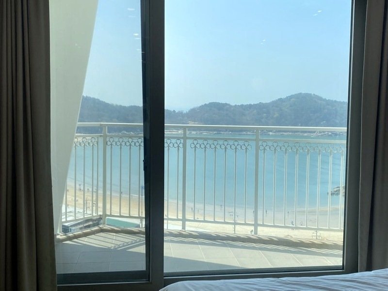 오션뷰 객실 창밖으로 보이는 을왕리 해변