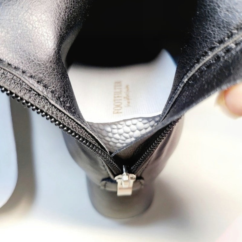 앵클부츠 안에 들어간 FOOTFILTER 표기의 깔창