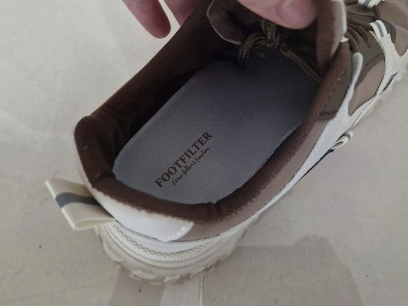 운동화 안에 깔린 회색 FOOTFILTER 깔창