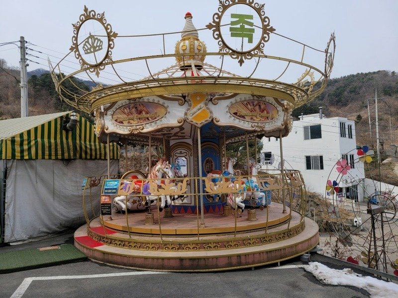 펜션 부지 안 회전목마