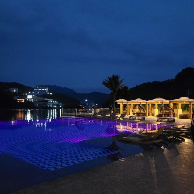 밤 조명이 켜진 라서 인피니티풀