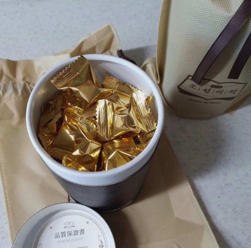 금박 개별 포장된 침향환이 가득 담긴 용기
