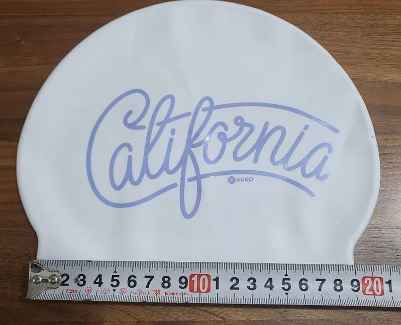 자로 길이를 잰 흰색 실리콘 수모, 보라색 필기체 California 문구