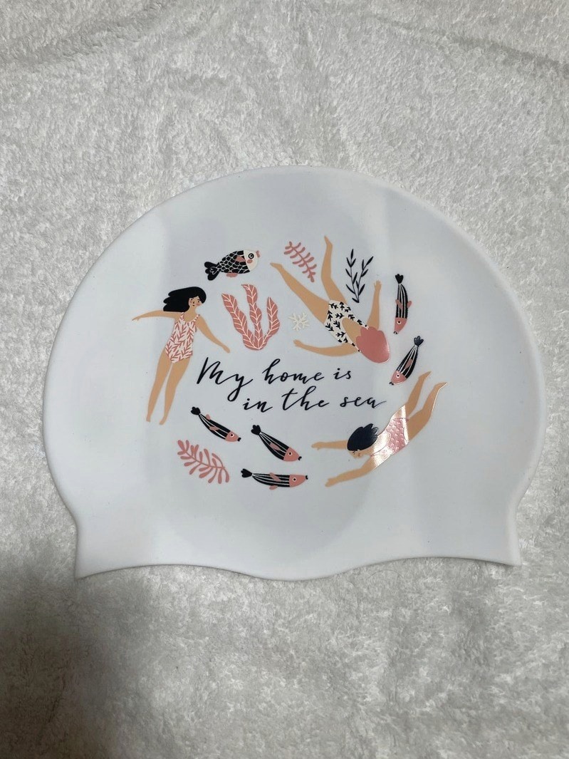 흰 바탕에 물고기와 여성 일러스트, My home is in the sea 문구가 있는 수모