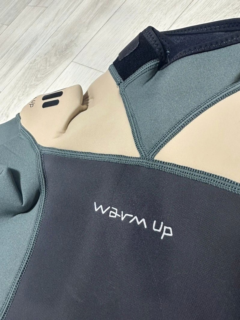 웻슈트 가슴의 warm up 글자와 어깨 패널