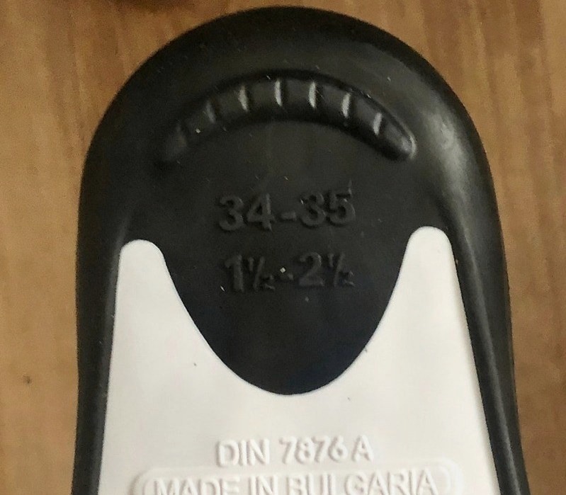 핀 바닥에 새겨진 34-35 사이즈 표기와 DIN 7876 A, MADE IN BULGARIA 글자