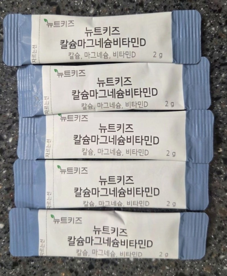 칼슘마그네슘비타민D 스틱 다섯 포가 나란히 놓인 모습