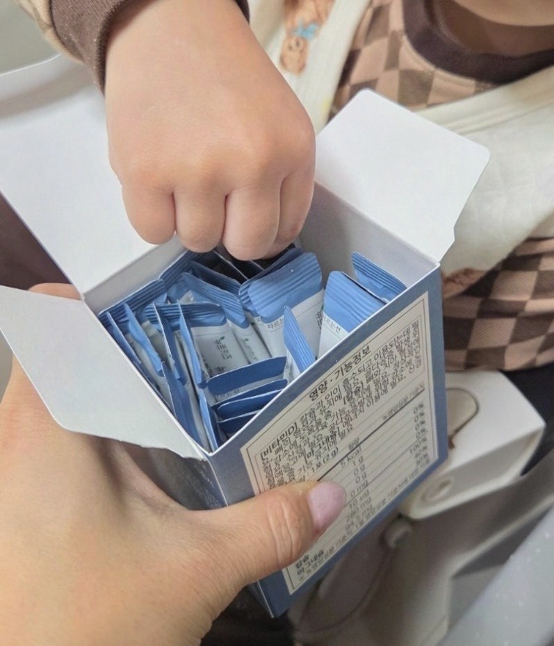 열린 상자 안에 푸른 스틱이 가득 들어 있는 모습