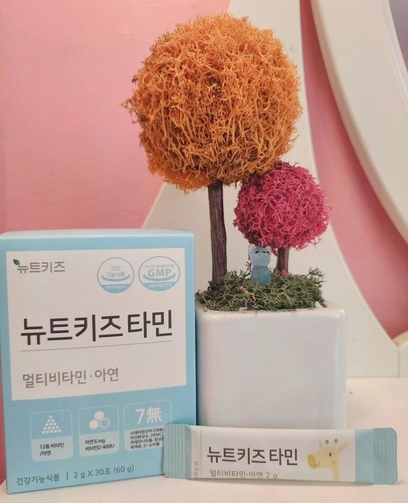 뉴트키즈 타민 상자와 그 앞에 놓인 스틱 한 포