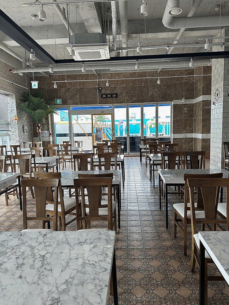 수영장 쪽으로 창이 난 5층 식당