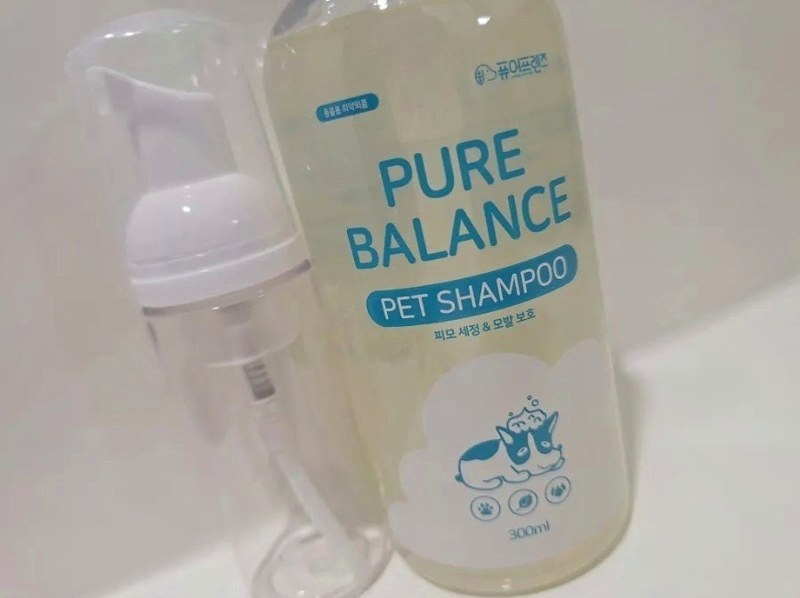 PURE BALANCE PET SHAMPOO 표기의 투명한 펌프 용기와 흰 거품기