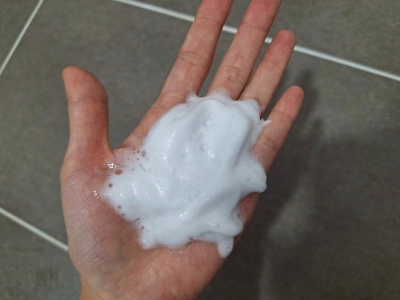 손바닥에 올린 몽글한 흰 거품