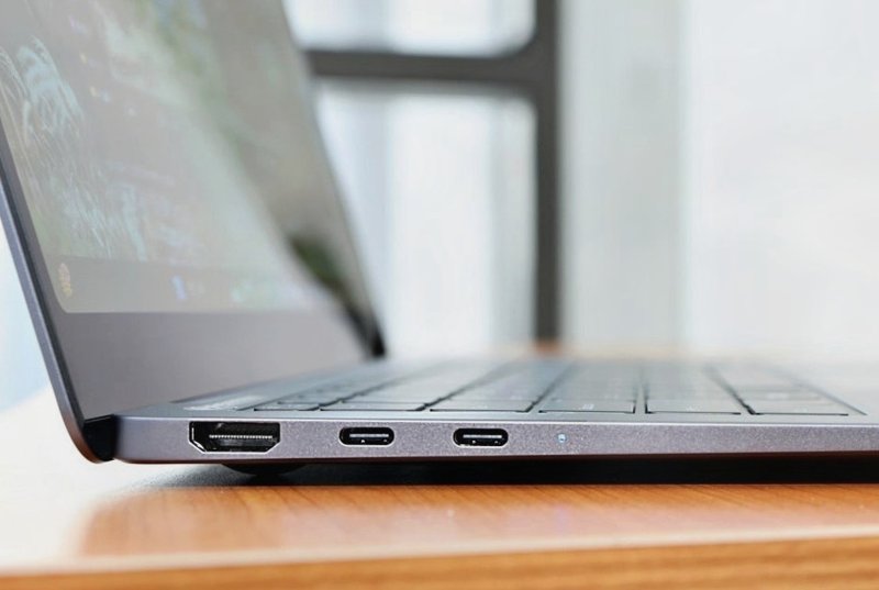 노트북 왼쪽 옆면의 HDMI와 USB-C 두 개