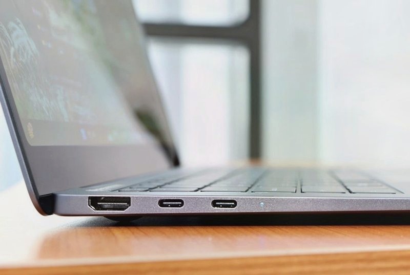노트북 왼쪽 옆면의 HDMI 단자 하나와 USB-C 단자 두 개