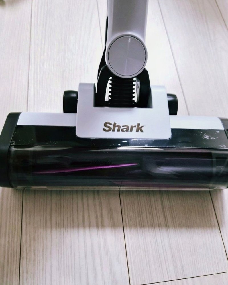 Shark 로고가 있는 바닥 헤드를 가까이서 찍은 모습