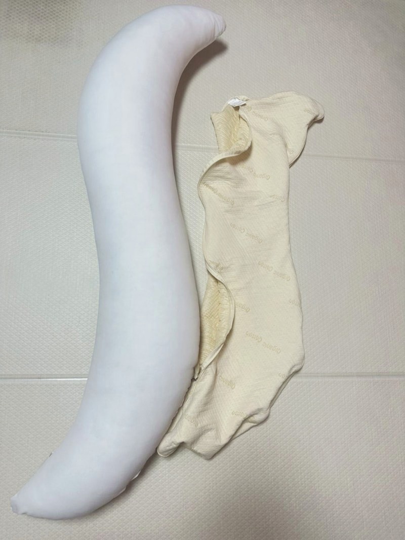 하얀 속통과 베이지색 커버를 나란히 놓은 모습