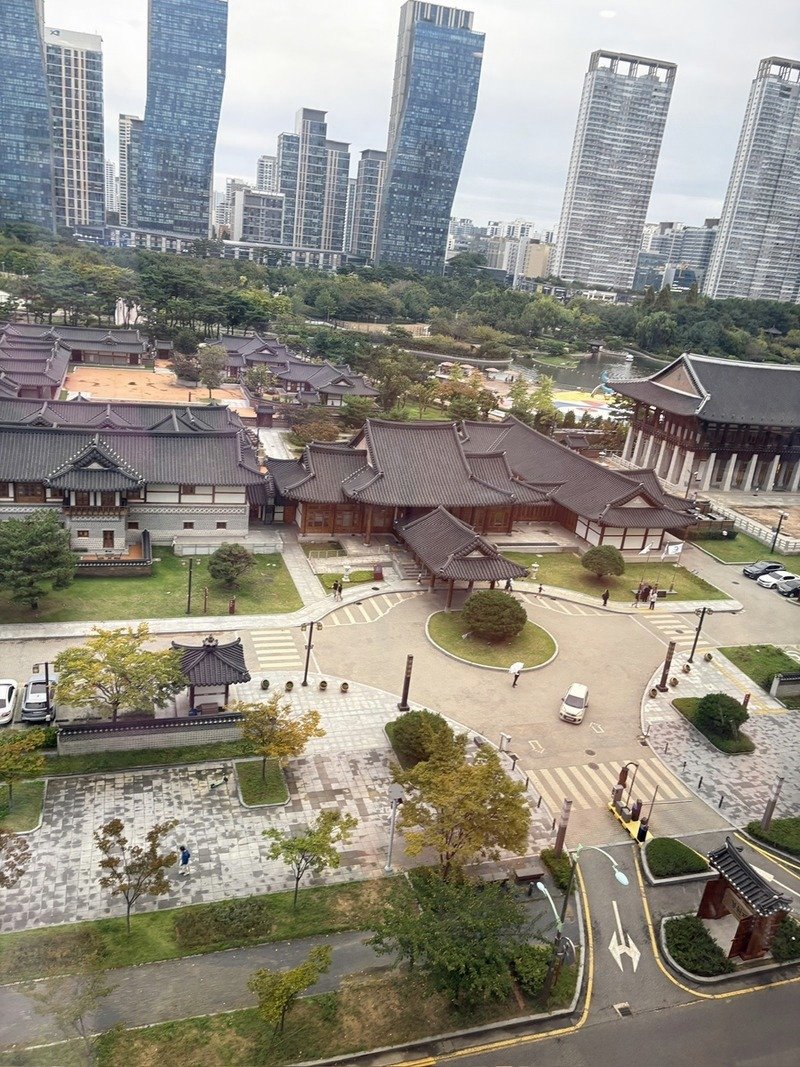 객실 창밖으로 내려다본 경원재 한옥과 센트럴파크