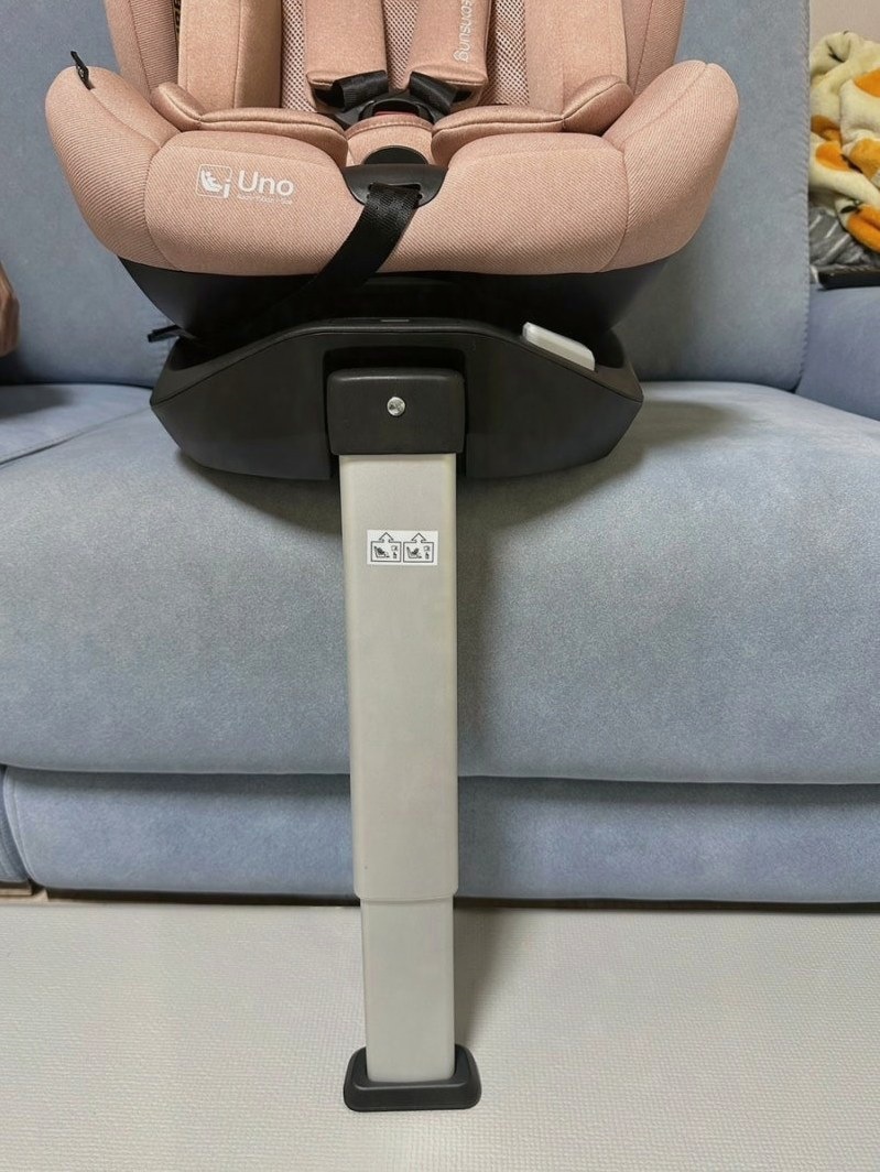 카시트 아래로 내려온 회색 지지대 다리와 소파 위에 올려놓은 모습