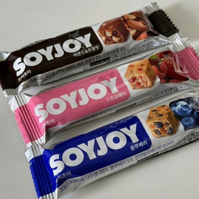 SOYJOY 아몬드&초콜릿, 스트로베리, 블루베리 포장이 겹쳐 놓인 모습