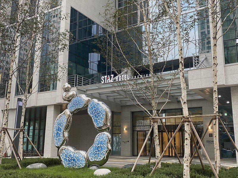 스타즈호텔 프리미어 동탄 정문과 조형물