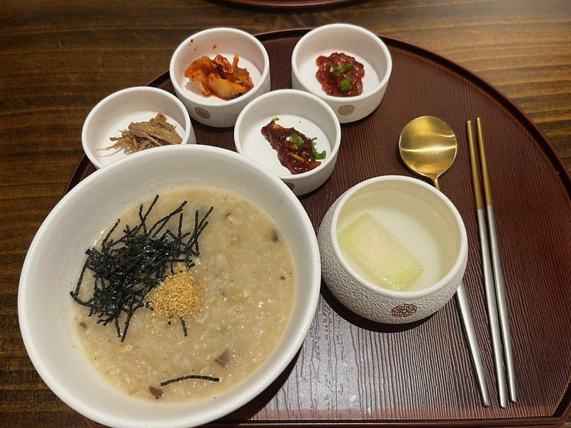 바지락죽과 반찬으로 차린 조식 한 상