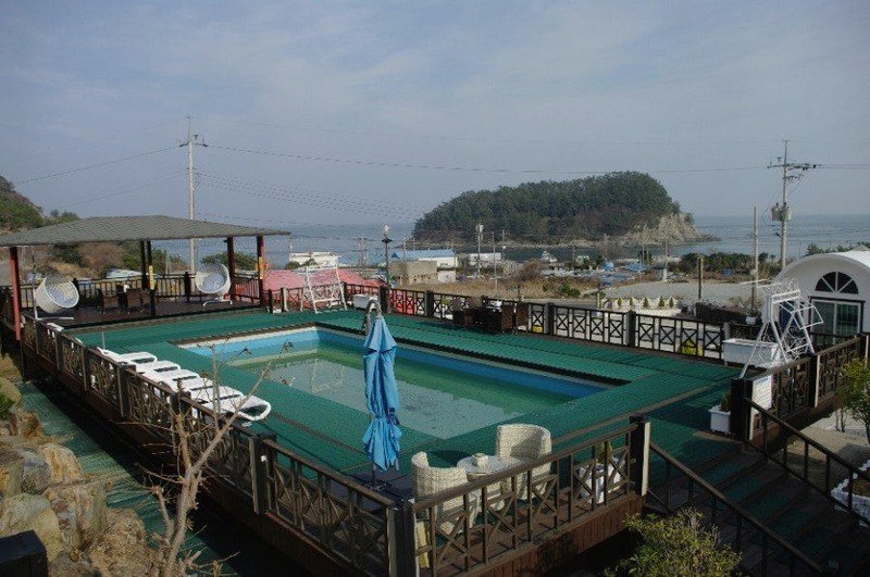 바다가 보이는 펜션 야외 수영장