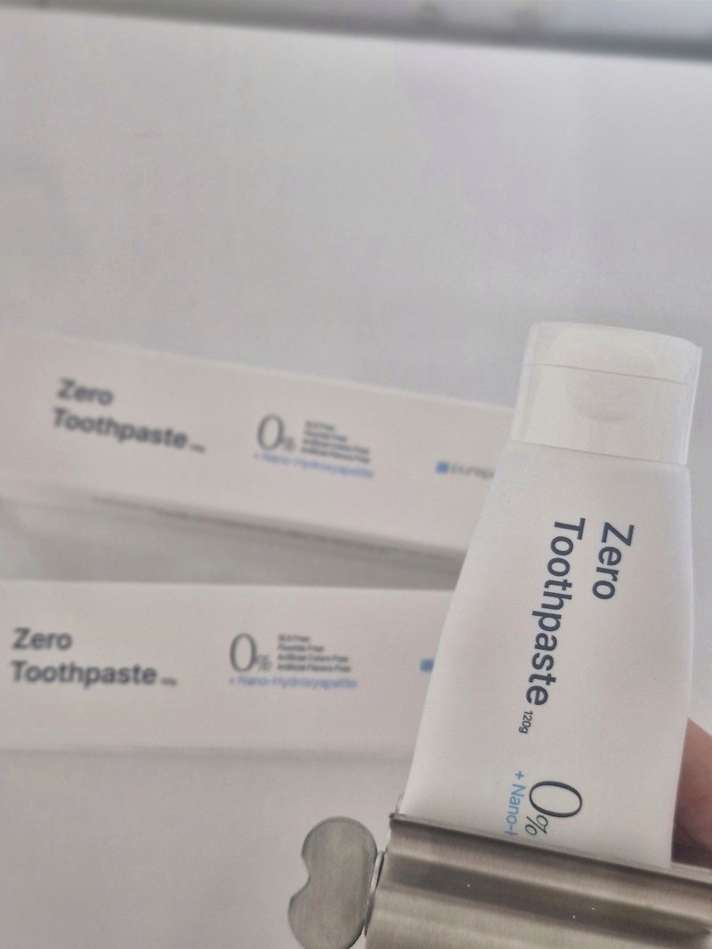 제로치약 튜브와 Zero Toothpaste 0% 표기가 있는 흰색 상자들
